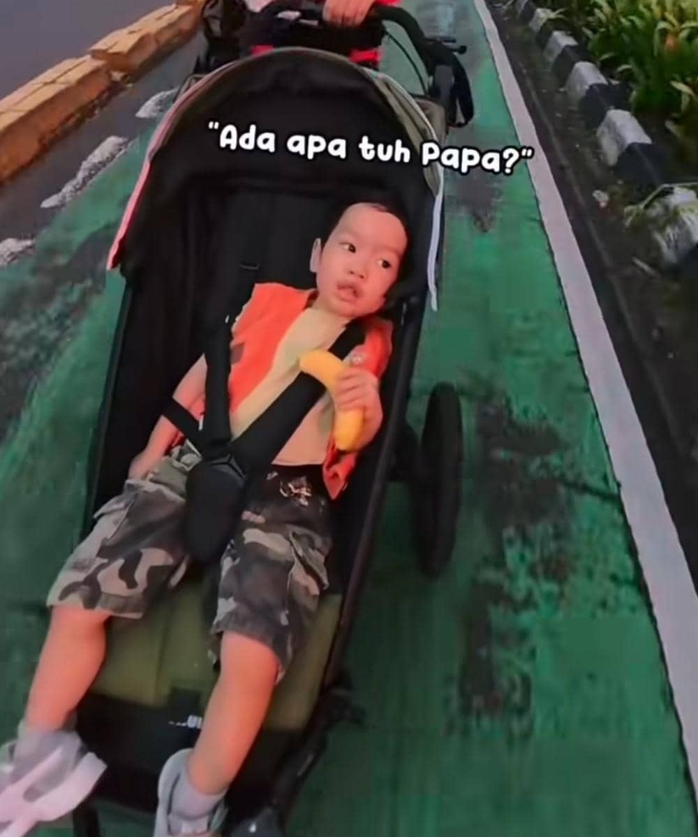 Gema suami Triarona dan Zuko di BTN Jakim 2026 dengan Zuko di stroller