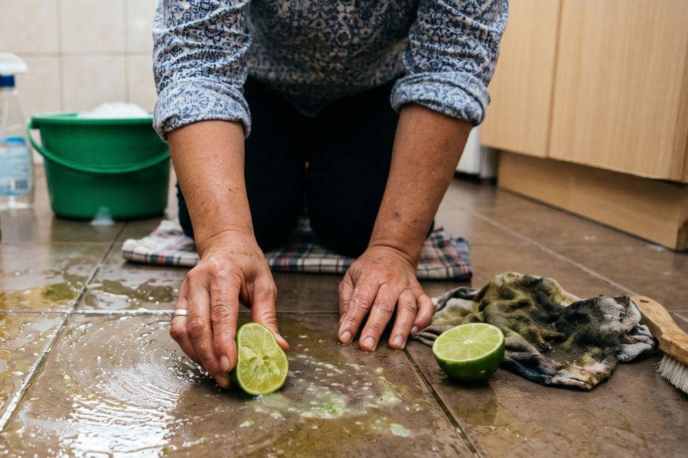 9 Cara Membersihkan Lantai Berminyak