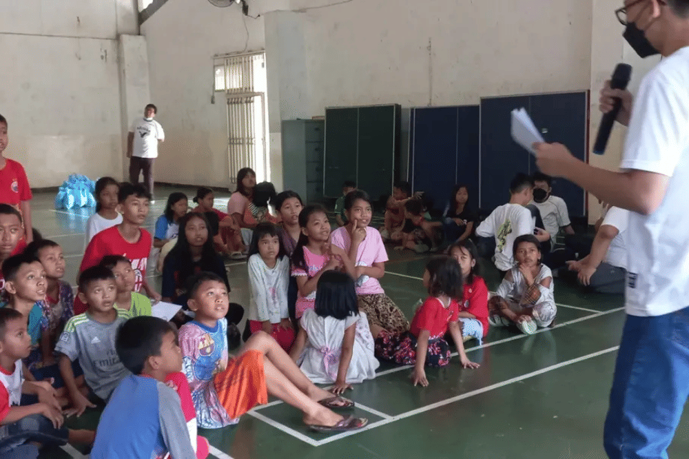 Anak anak belajar bersama 