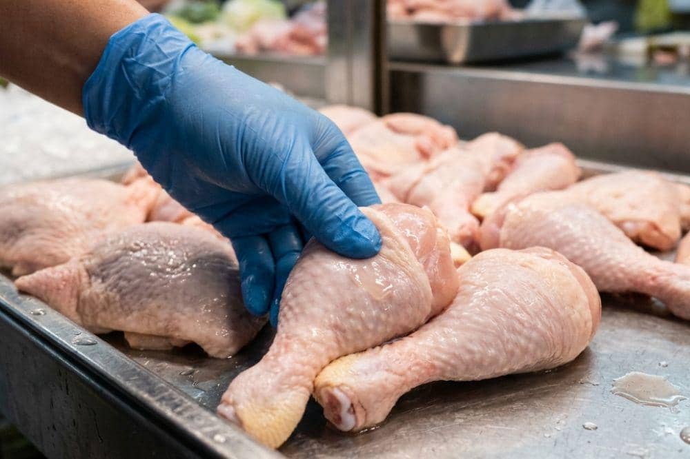 Periksa sisa darah dan cairan pada daging ayam