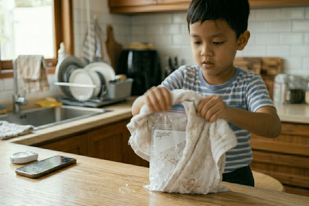 Ziplock dibungkus dengan handuk 