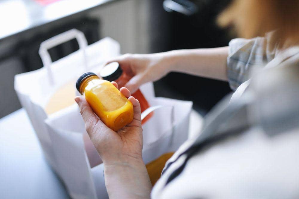 Memastikan anak untuk mengecek label informasi produk