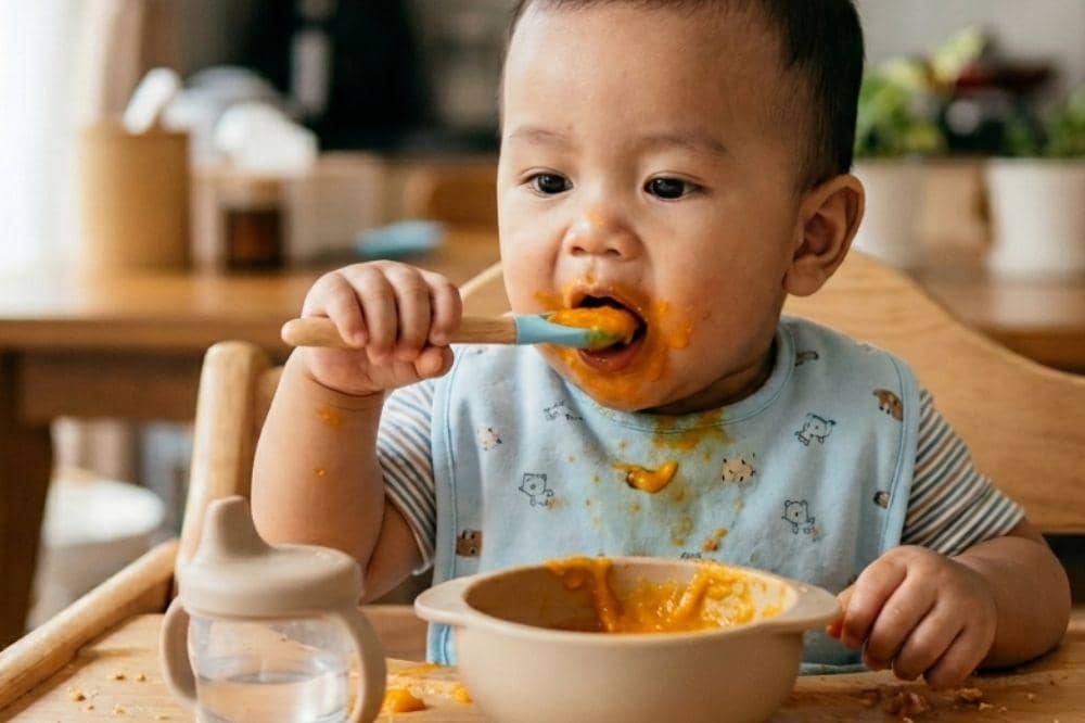 Tips agar anak duduk lama di kursi makan