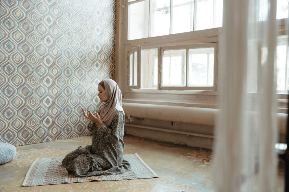 Seorang mama sedang berdoa