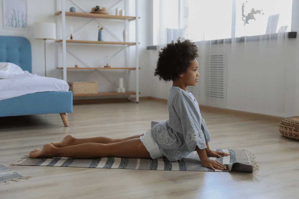 Seorang anak melakukan pose yoga 