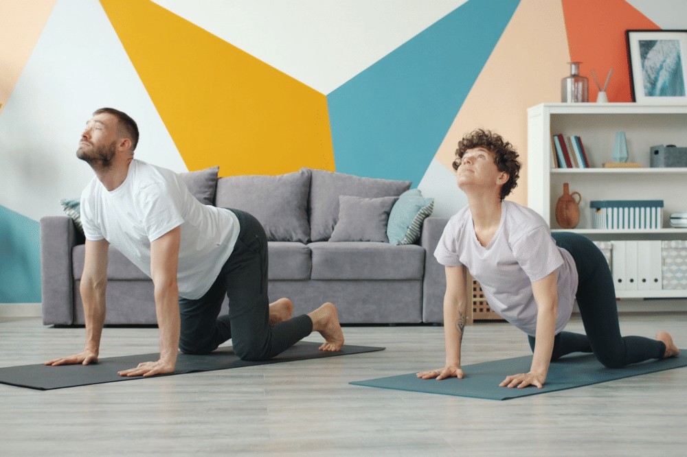 Papa dan anaknya sedang melakukan cat pose 