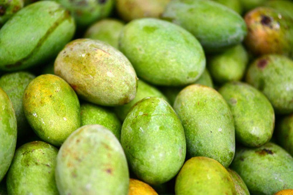 Memastikan kesegaran buah dengan menekan permukaan
