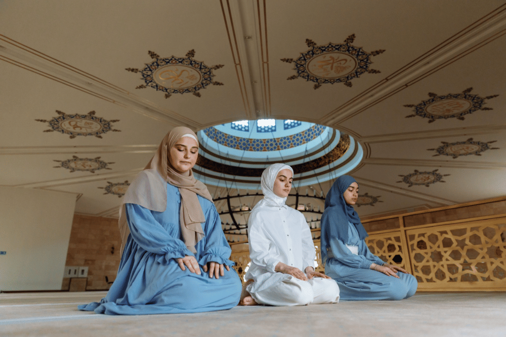 Para Mama sedang berdoa bersama