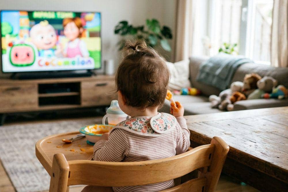 Kebiasaan Makan Sambil Nonton Bisa Membuat Anak Kekurangan Gizi