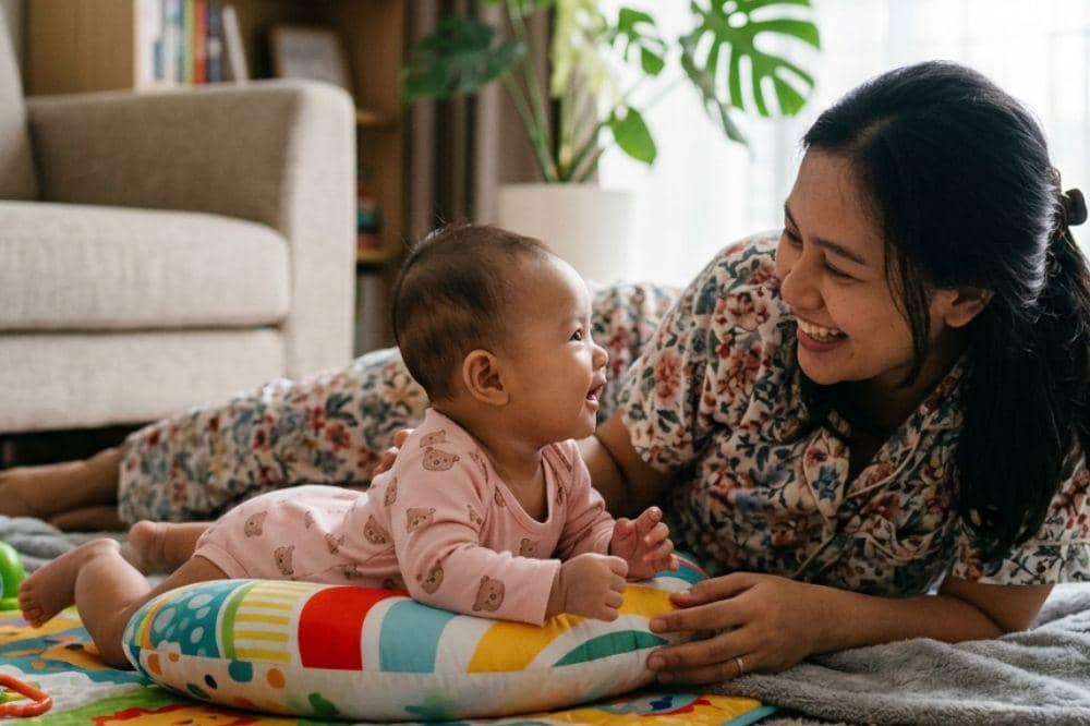Berikan stimulasi untuk perkembangan si Kecil sesuai usianya