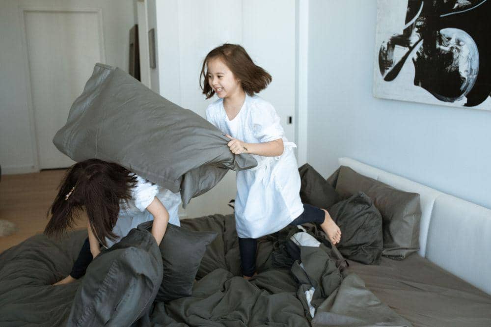 Mengawasi anak yang bermain bersama temannya di dalam kamar