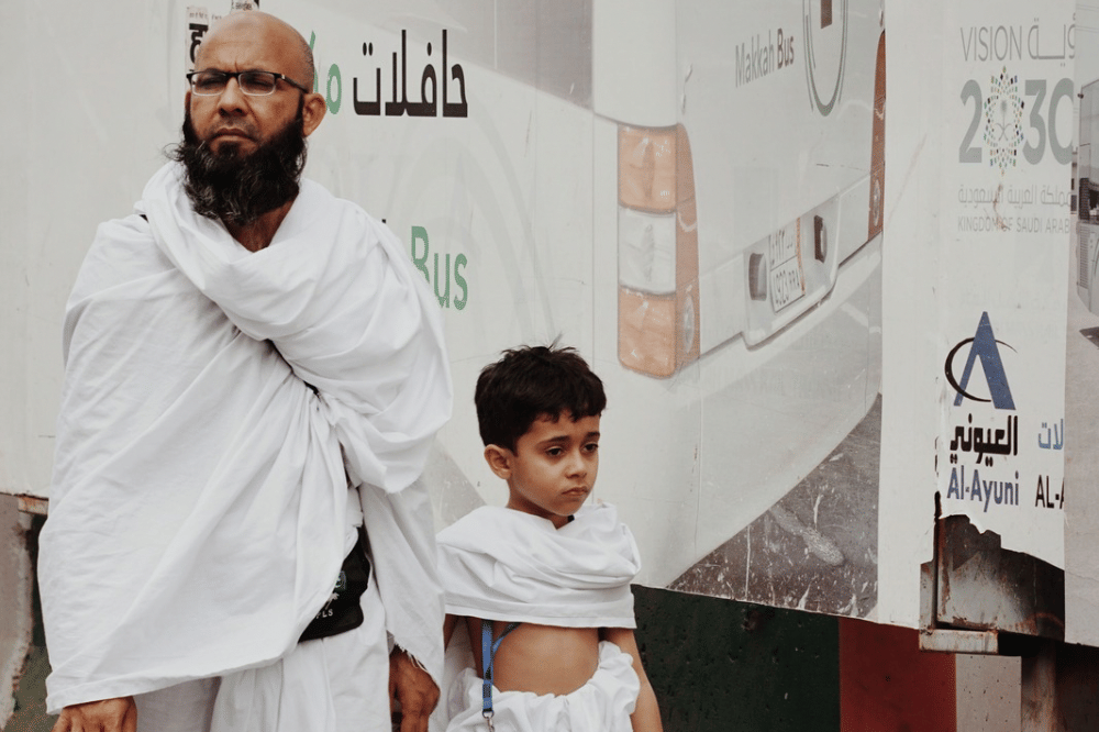 Papa menggandeng sang anak saat beribadah umroh 