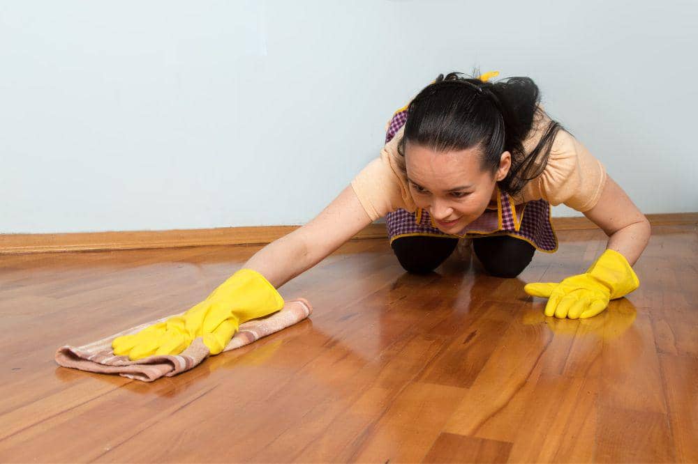 6 Cara Membersihkan Lantai Keramik Kusam