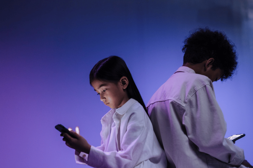 Dua anak sedang bermain gadget