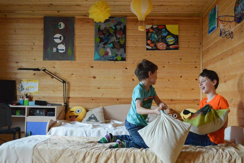 Mengawasi anak yang bermain bersama temannya di dalam kamar