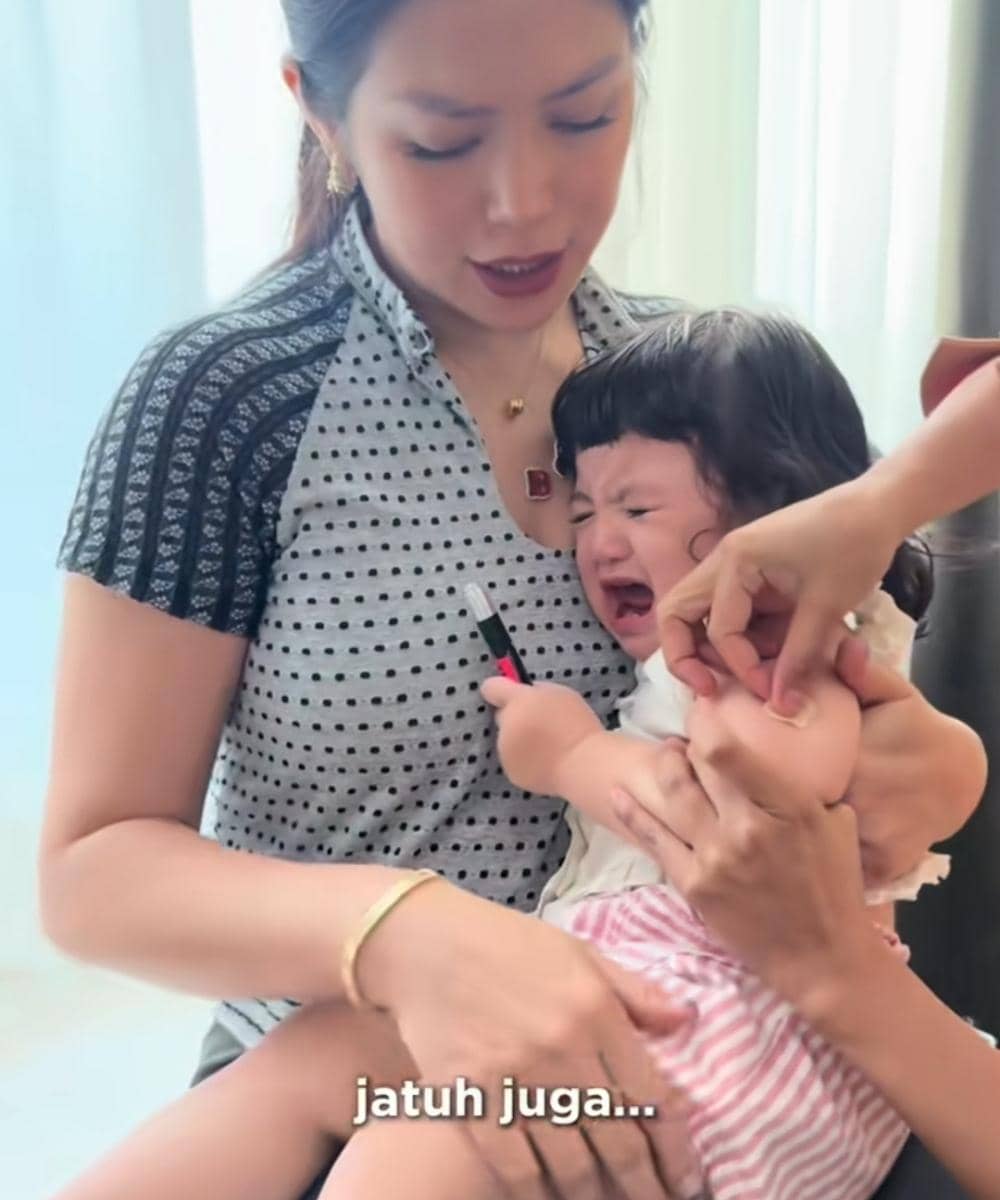 Hagia menangis setelah divaksin