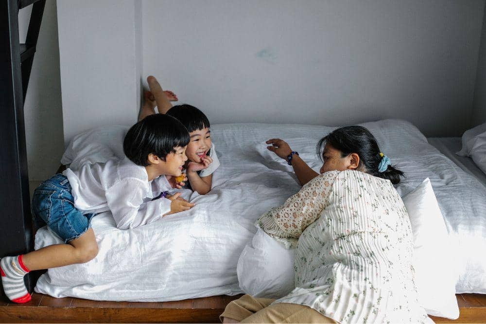 Mama mengawasi ketika anak bermain bersama temannya di kamar