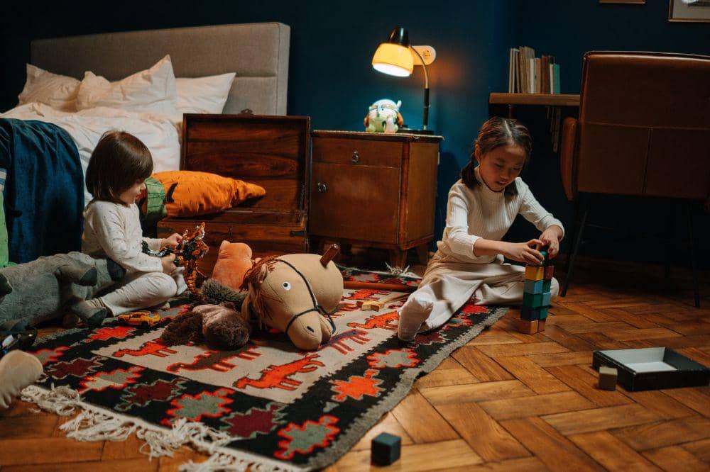 Mengawasi anak yang bermain bersama temannya di dalam kamar