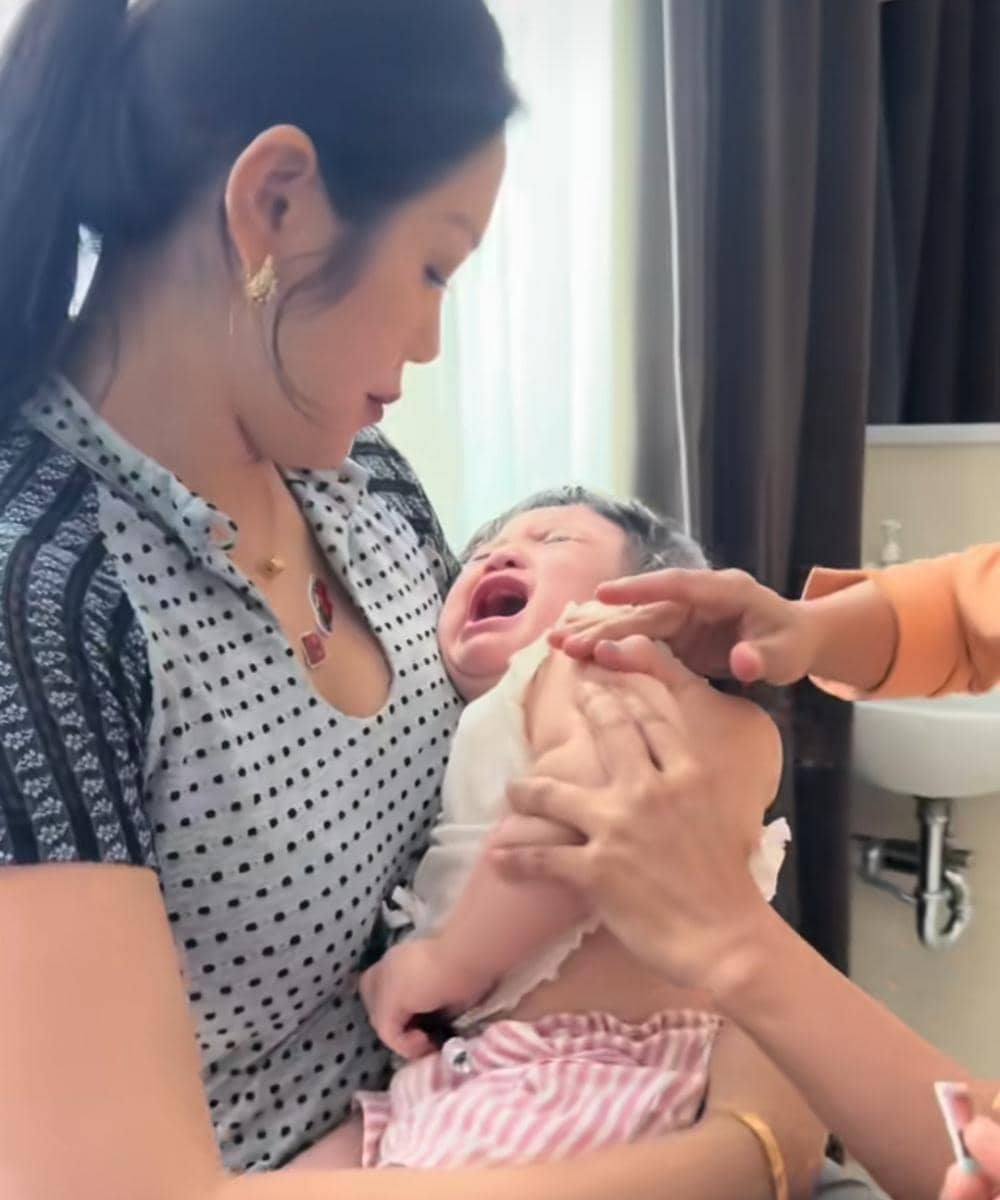 Hagia menangis setelah divaksin