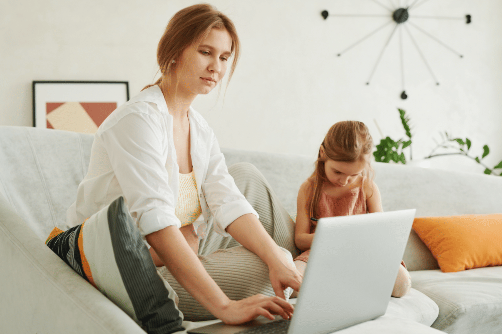 Mama bekerja dan anaknya tertunduk lesu di sampingnya
