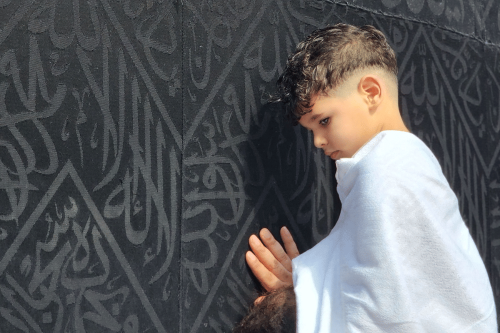 Seorang anak memegang kabah 