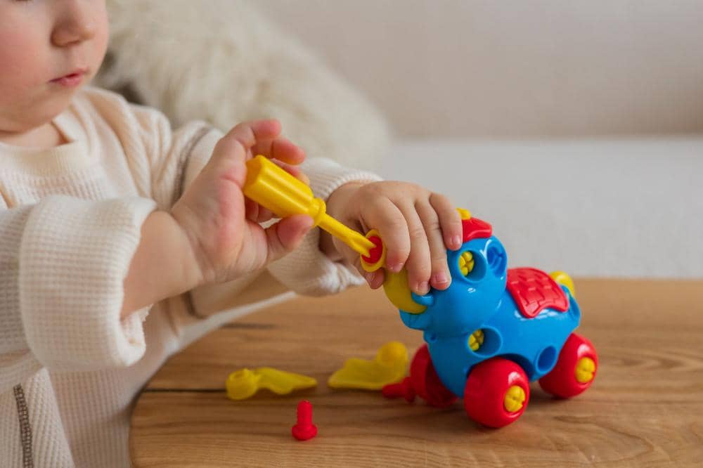 Cara membersihkan mainan anak sesuai bahannya