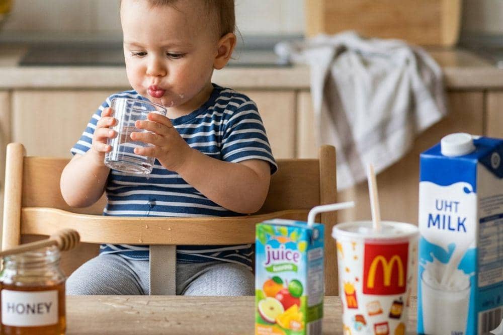 Minuman yang sebaiknya dihindari saat anak belajar minum dari gelas