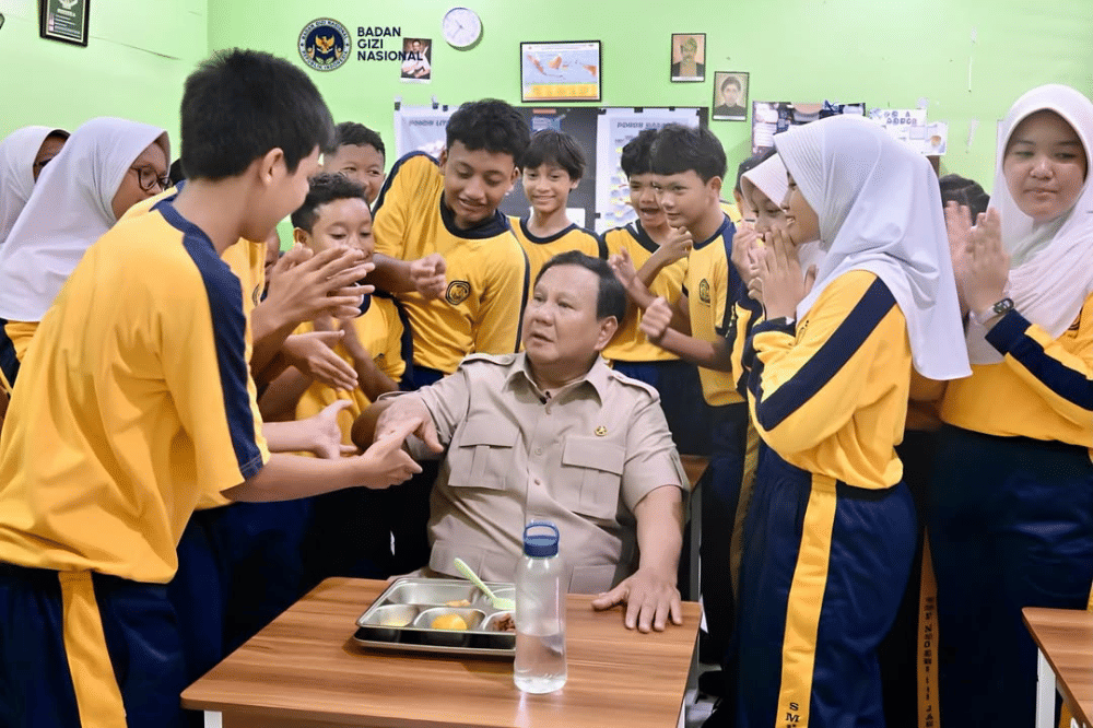 Presiden Prabowo dengan para murid sekolah
