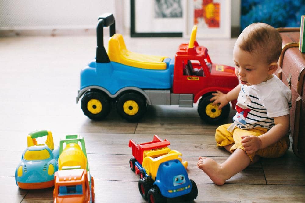 Cara Aman Membersihkan Mainan Anak sesuai Bahannya
