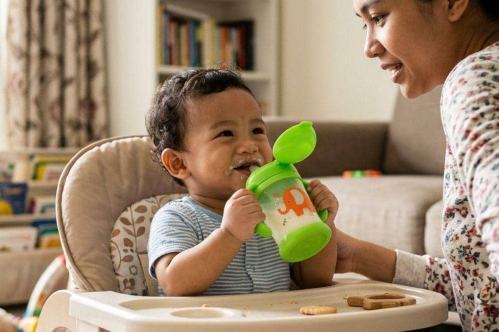 Minuman yang bisa diberikan saat anak belajar minum dari gelas