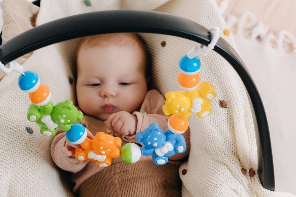 Cara membersihkan mainan anak sesuai bahannya