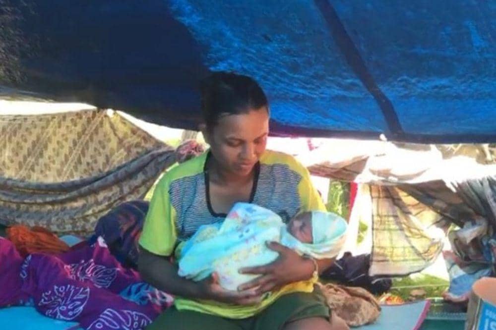 Ibu Melahirkan di Tenda Pengungsian Darurat saat Gempa di Sigi.jpg
