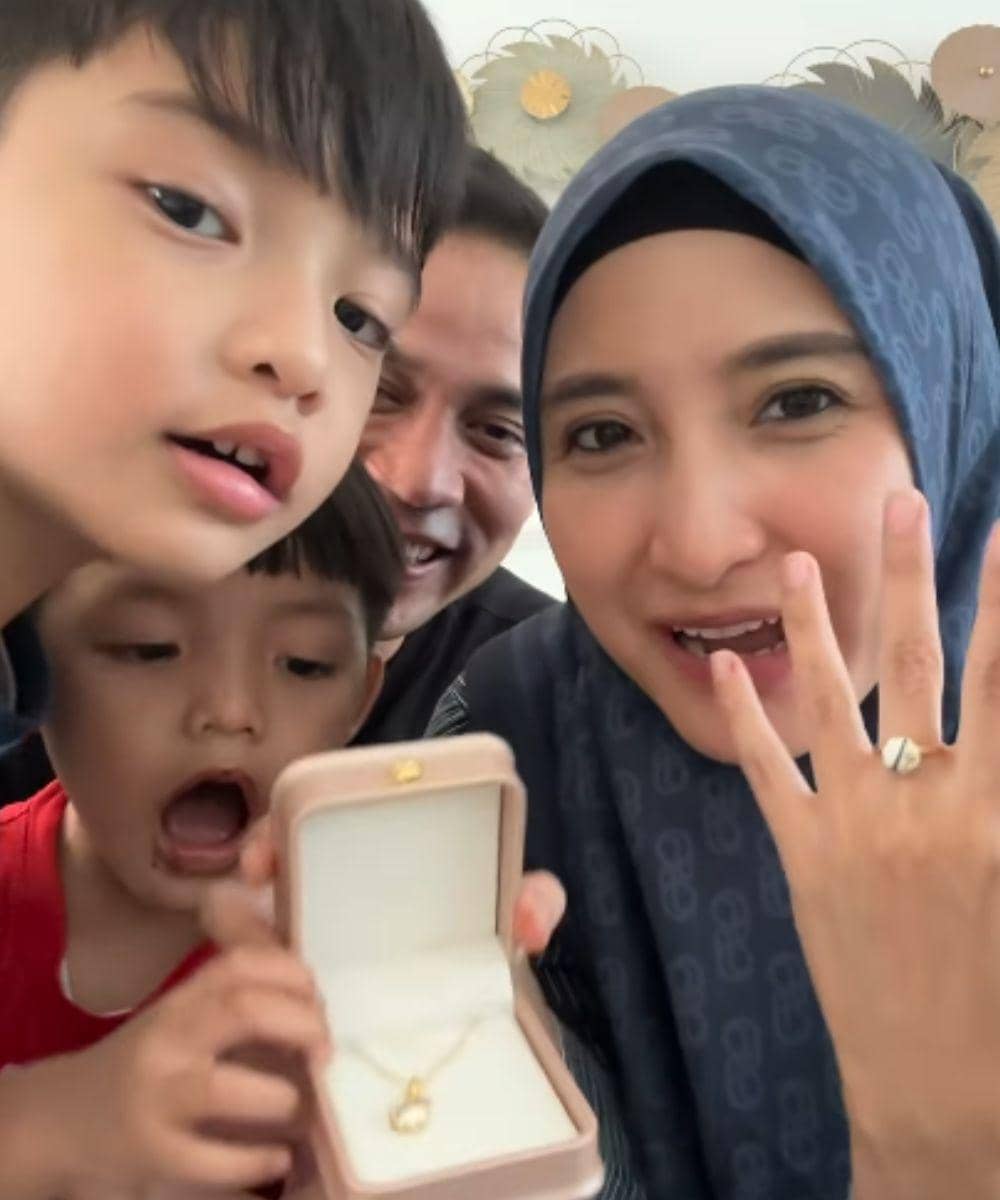 Ricky Perdana Hadiahi Chaca Thakya Perhiasan Unik Terbuat dari ASI.jpg