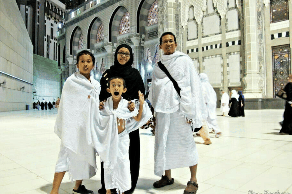 Mama, papa, dan kedua anaknya melaksanakan ibadah umroh 