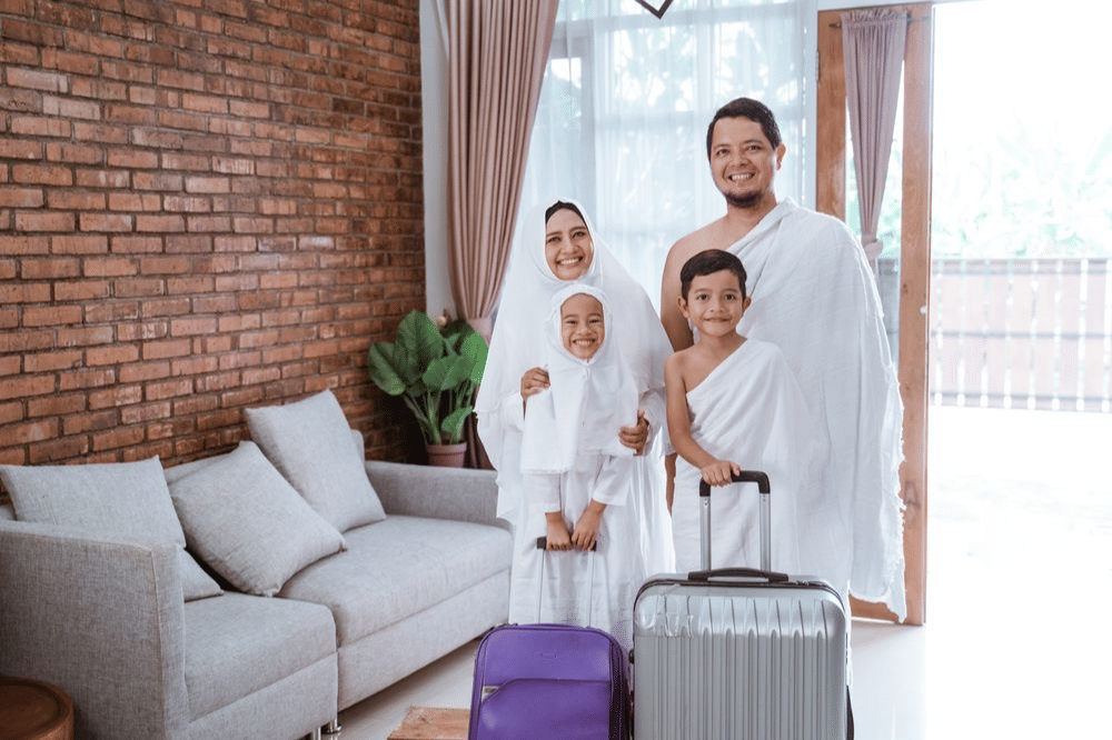 Mama, papa, dan kedua anaknya ingin berangkat umroh 