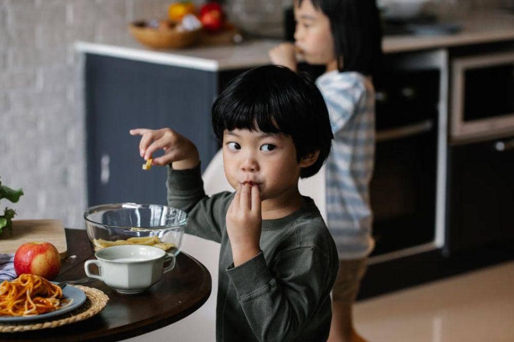 anak makan