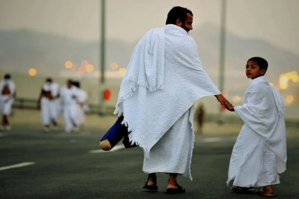 Papa dan anaknya umroh bersama 