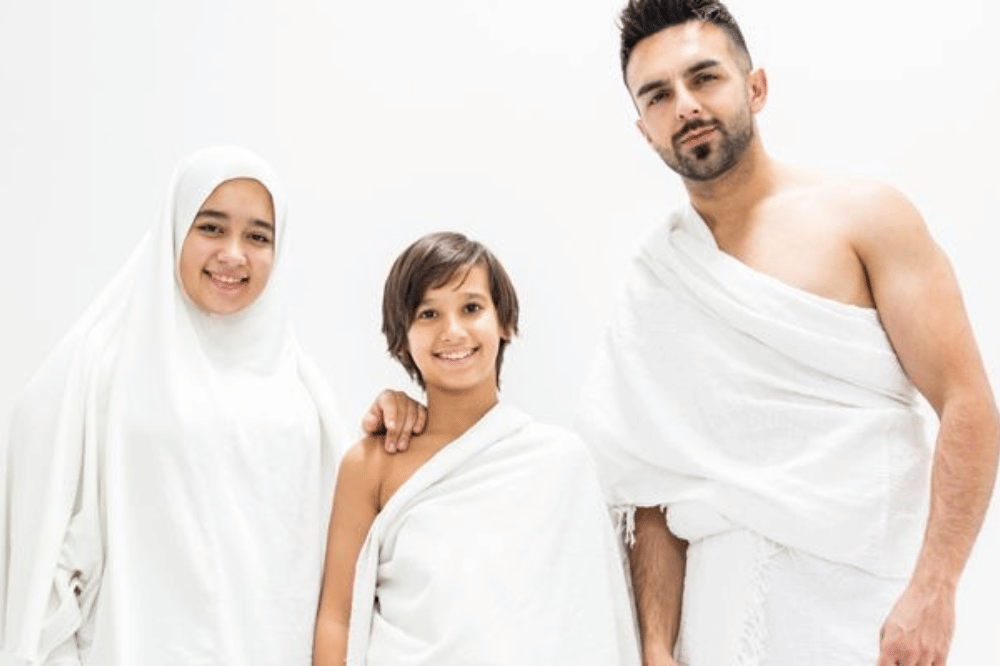 Mama, papa, dan anak laki-lacking a umroh bersama 