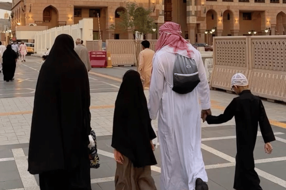 Satu keluarga sedang melaksanakan ibadah umroh 