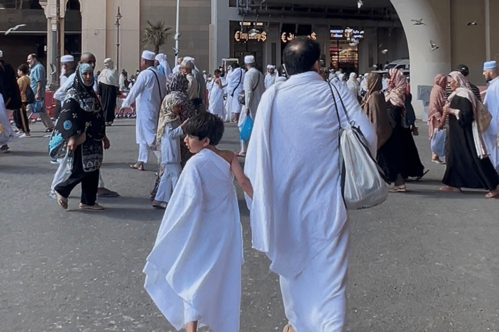 Papa dan anaknya saat umroh bersama 