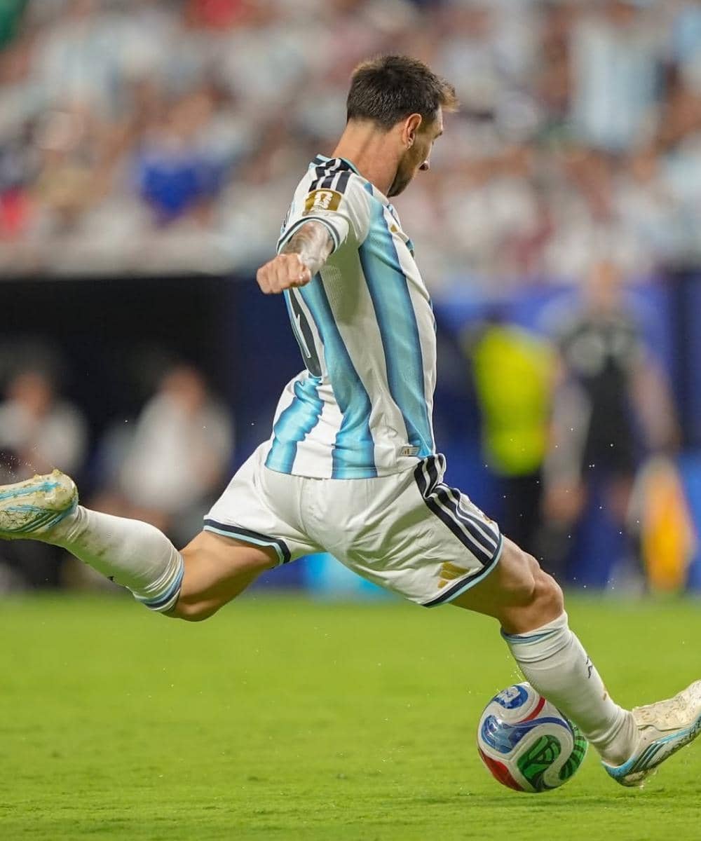 Messi saat bertanding bola