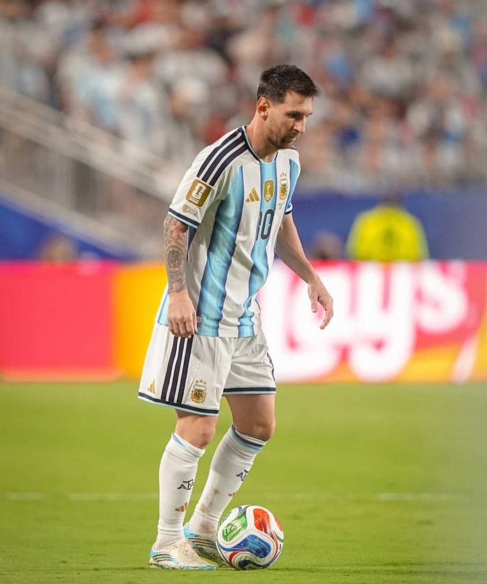 Messi saat bertanding bola