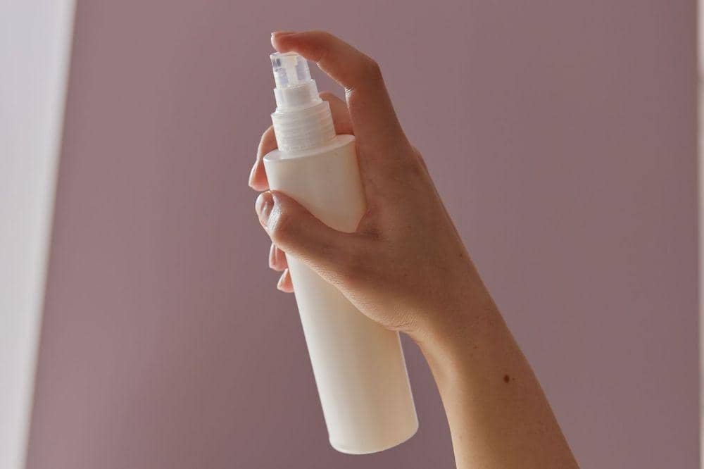 Menggunakan sunscreen dengan formula instant cooling sensation. 