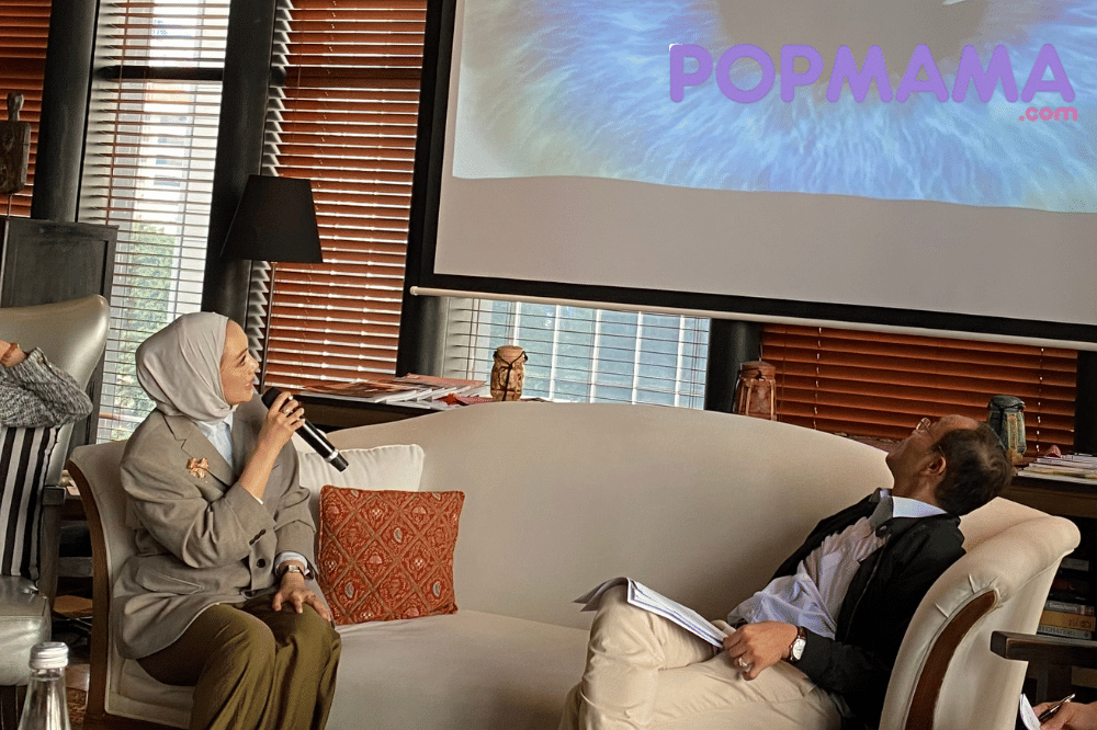 Dr. Zoraya menjelaskan proses tindakan mata
