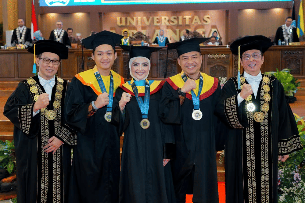 Ashanty Wisuda Bareng Anaknya