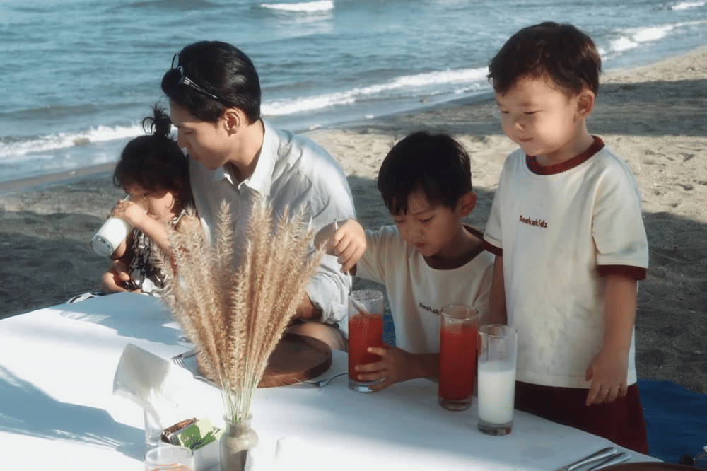 Daehoon dan trio na di pantai 