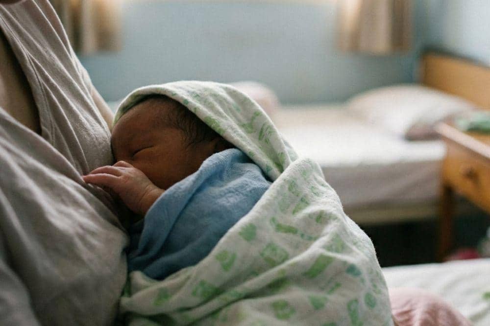 Tawarkan payudara sebelum bayi terlalu lapar