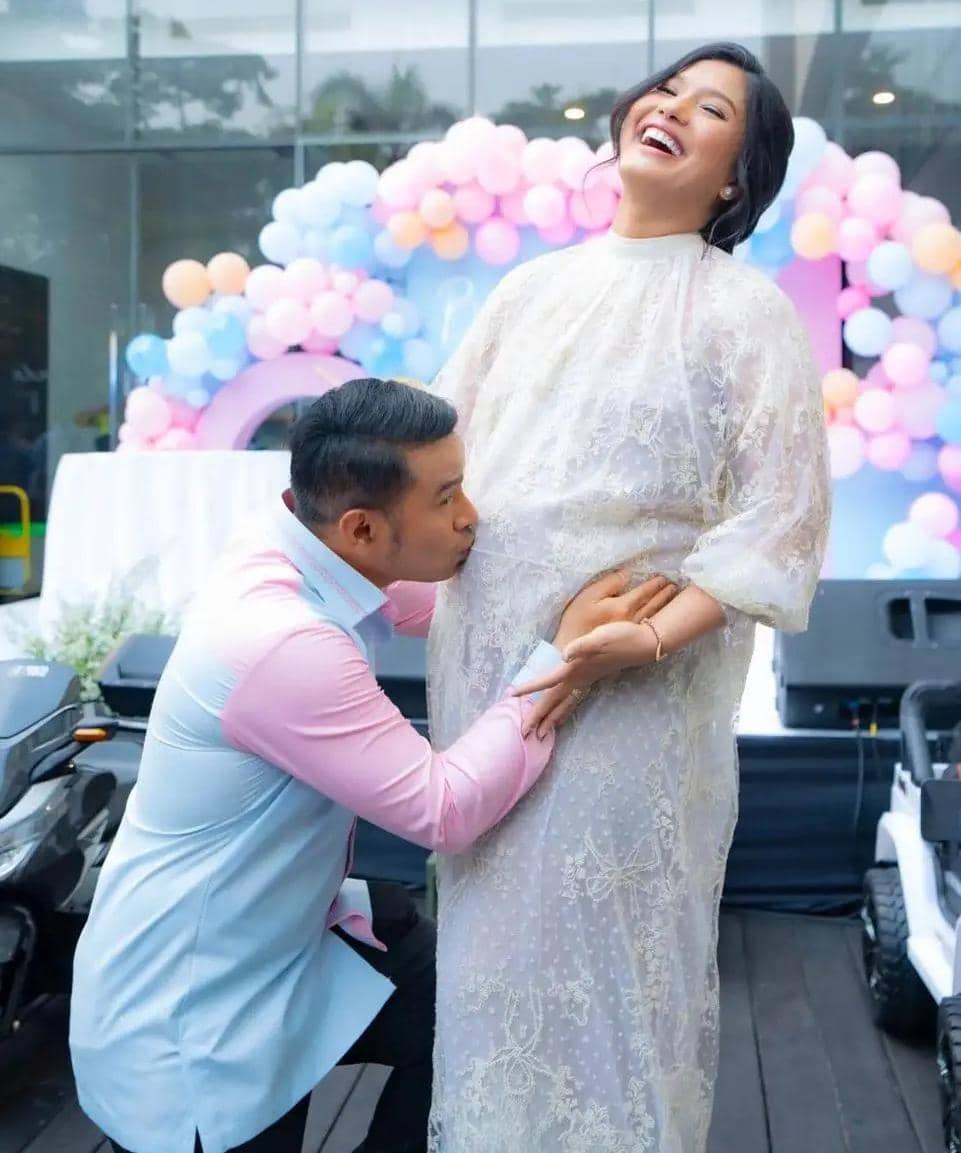 Artis hamil anak ketiga di usia kepala empat