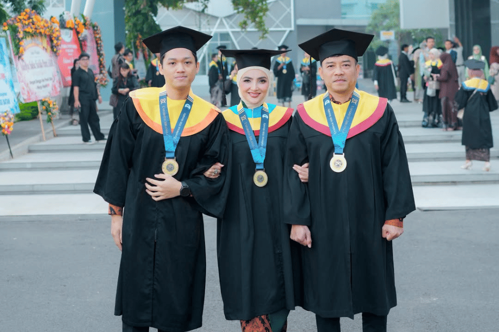 Ashanty Wisuda Bareng Anaknya, Bukti Belajar Tak Kenal Usia