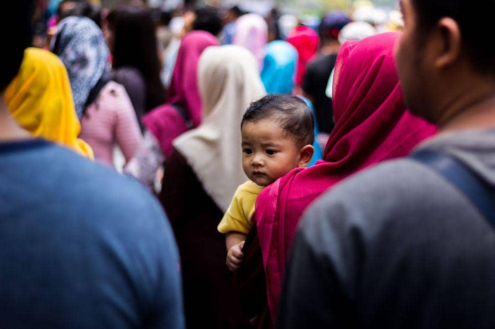 Anak yang overstimulated akhirnya meltdown di keramaian